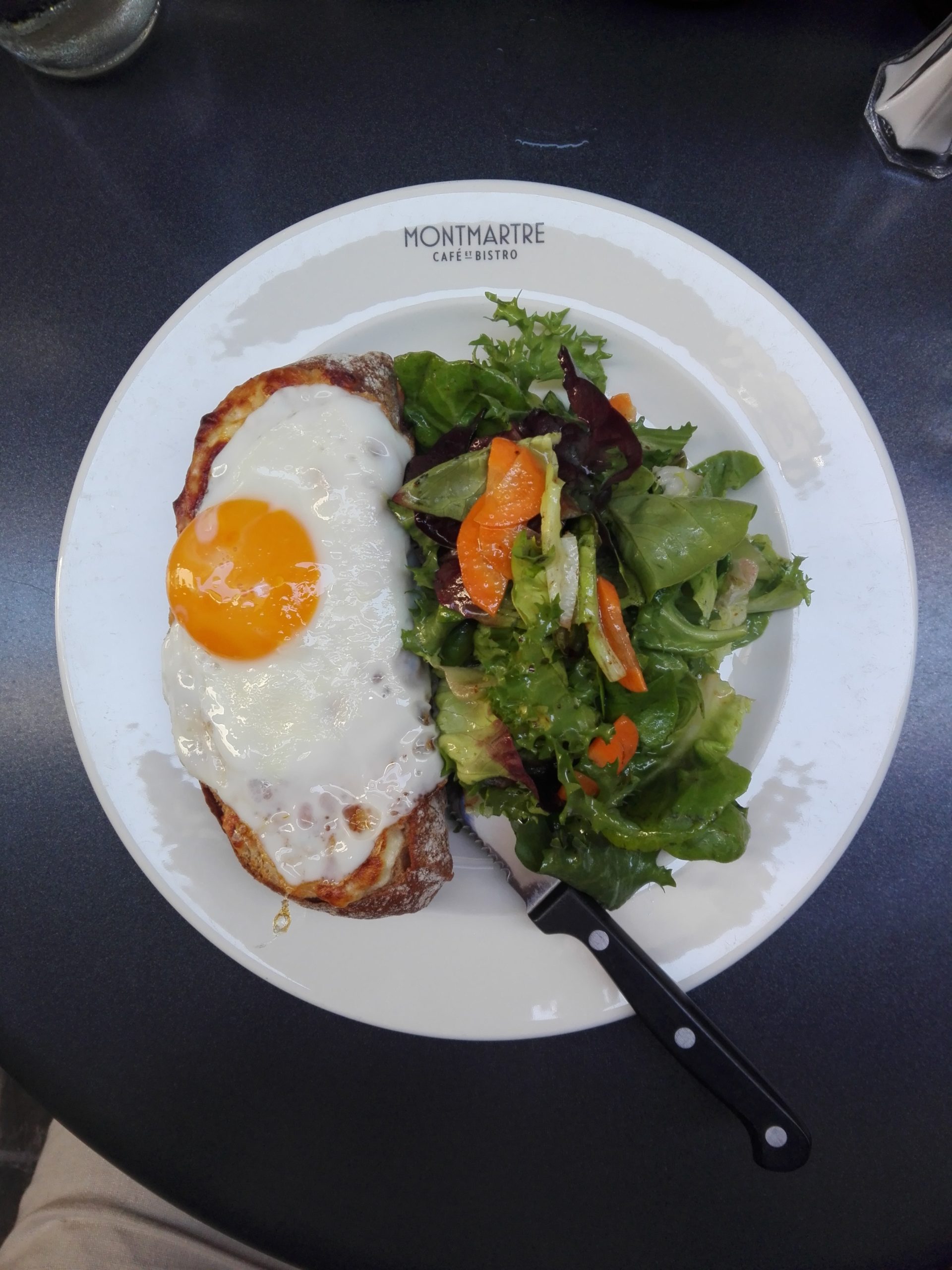 Croque Madame avec salade